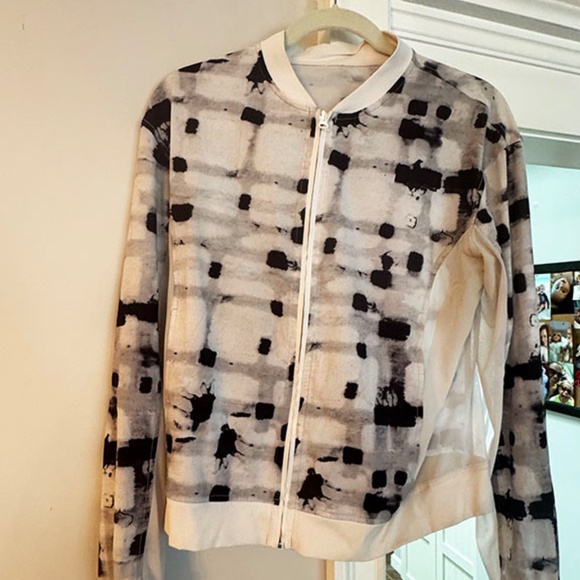 Lululemon Noir Jacket II - Picture 9 of 9